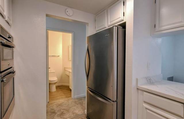 Remodeled 3bd 3-Story Townhouse With Attached Garage Gallery 3