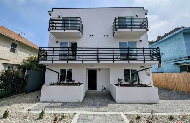 753 1/2 E Adams Blvd photos photos