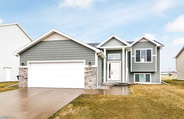 4 Bed 3 Bath Single Family Home - 4505 Blue Stem Way, Moorhead, MN 56560