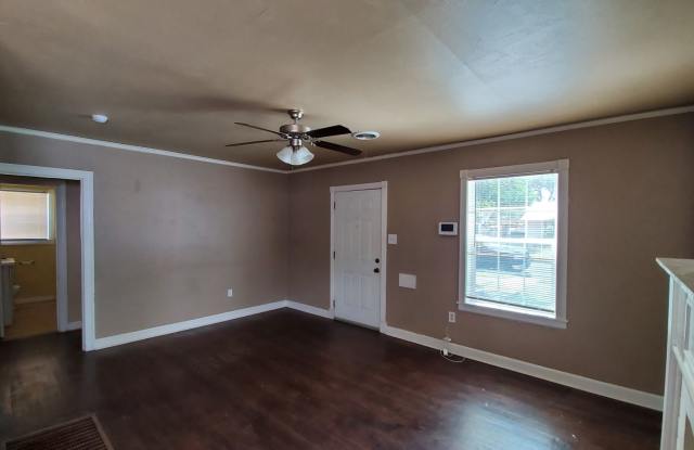 Charming 2-Bedroom Home with Attached Garage for Rent Gallery 3