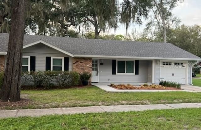 915 E 11TH AVENUE - 915 East 11th Avenue, Mount Dora, FL 32757