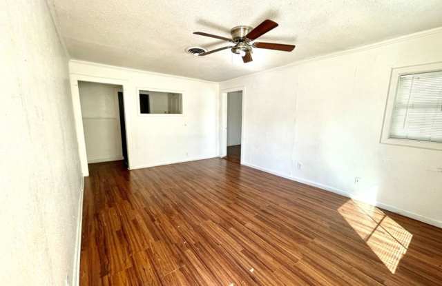 2 bed/ 1 bath full stucco home with fenced yard Gallery 4