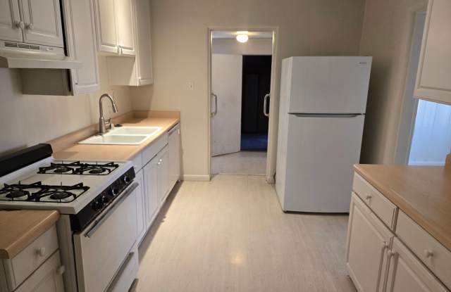 3 Bedroom 2 bathroom minutes from UNM and local shopping Gallery 4