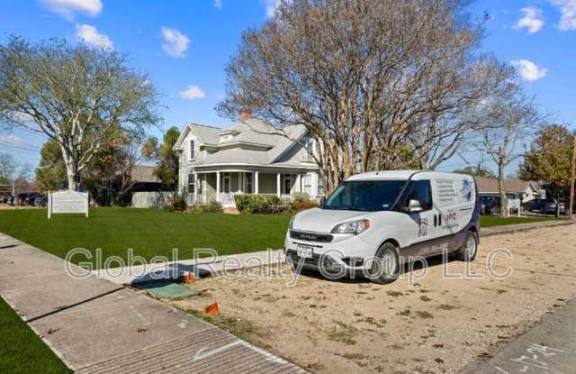 802 W Center St - 802 West Center Street, Kyle, TX 78640