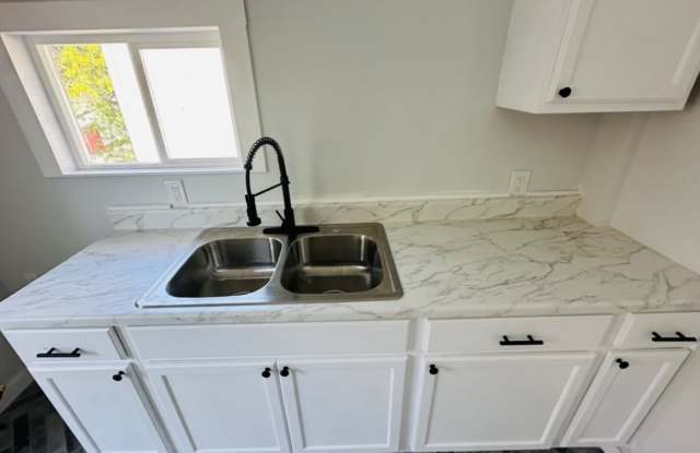 831 North Chestnut Street - 2 photos photos