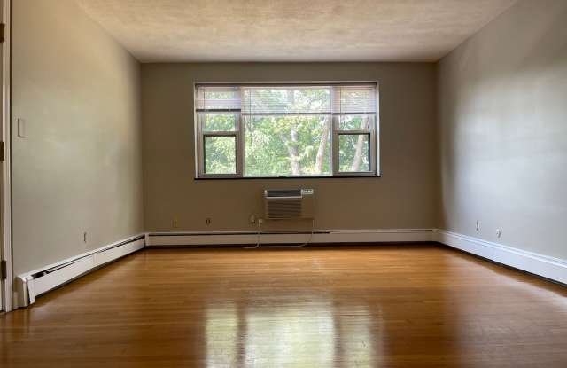 Spacious Top Floor 1 bed, Parking sand utilities inc, Right in front of the train EASY EASY CHOICE photos photos