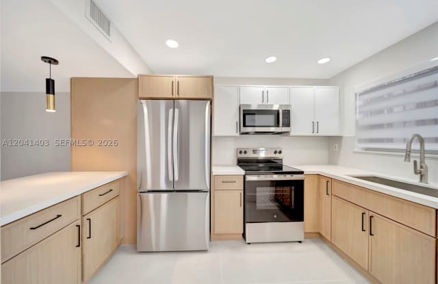 1083 W 38th St photos photos