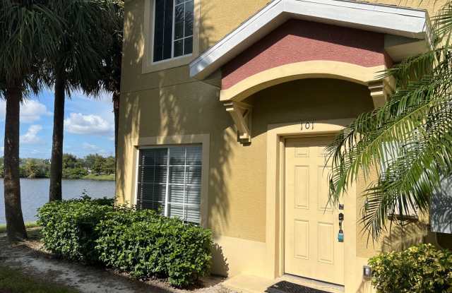 Beautiful 3-Bedroom 2.5 Bath Townhome in Lakeside Village Gallery 3