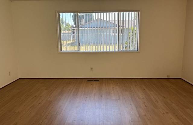 3Bd/1Ba Single Story House - For Viewing! Gallery 3