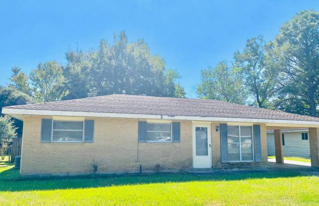 3 Bed/1.5 bath home off of Dulles - 1103 Dulles Drive, Lafayette, LA 70506
