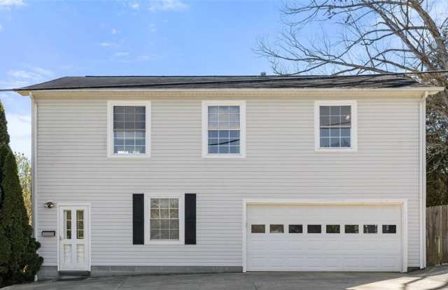 Beautiful Garage Apartment with tons of privacy! Gallery 1