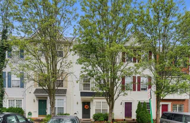Spacious 3BR/2.5BA Herndon Townhome | 1,692 SF | Near Shopping & Silver Line Metro | 2 Pools | Pet Friendly | Solar Gallery 3