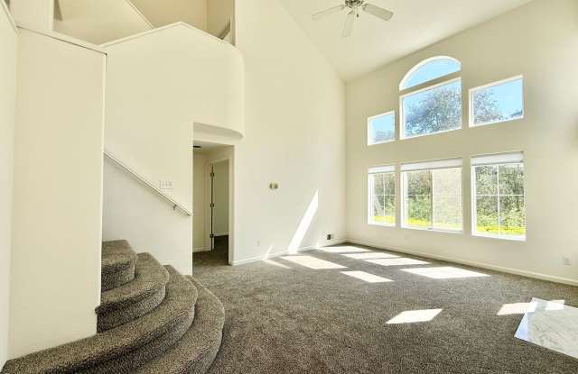 Beautifully Updated Half Moon Bay Townhome with Pool & Spa Gallery 4