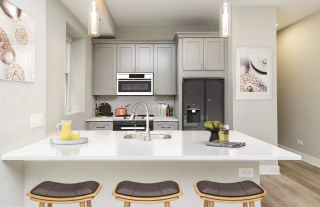 822 North Oakley Blvd. photos photos