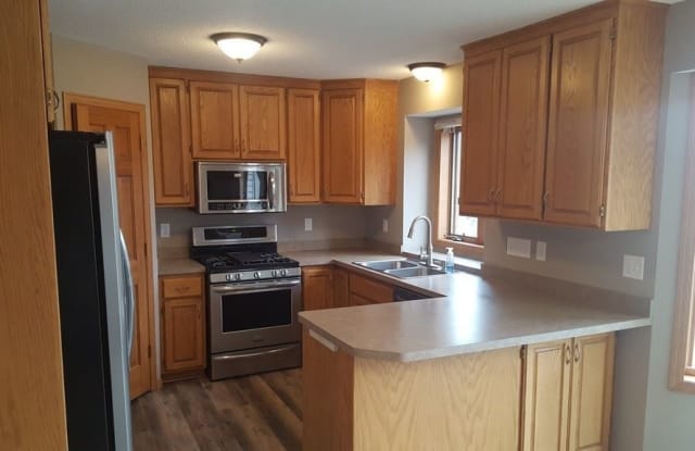 4625 Edinbrook Ter - 4625 Edinbrook Terrace, Brooklyn Park, MN 55443