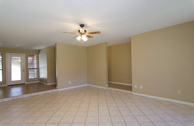 704 Lakeview CV Gallery 4