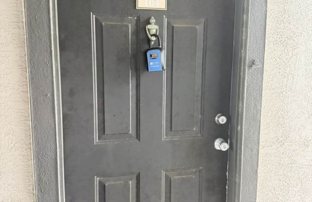 TEMPLE TERRACE: Gated Community! Convenient to USF AVAILABLE NOW! Gallery 3