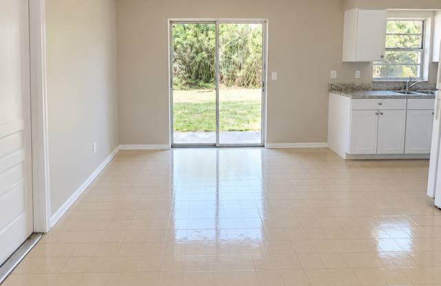3 Bed 1 Bath Home with Single Car Garage | Washer/Dryer Hookups | Central Air | Pet Friendly | Section 8 Welcomed Gallery 4