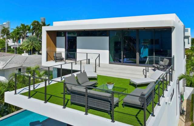 1090 N Venetian Dr photos photos