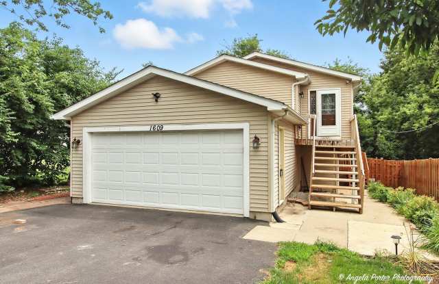 1609 Kenmore Avenue - 1609 Kenmore Avenue, Round Lake Beach, IL 60073