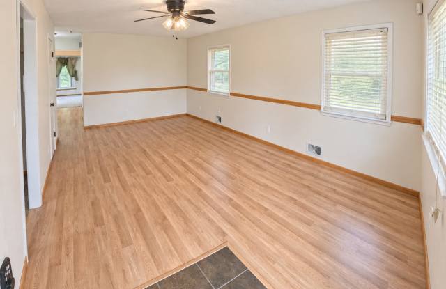 Spacious 3-Bedroom Home + Bonus Room | Huge Fenced Yard & Garage | North Lincoln Gallery 4