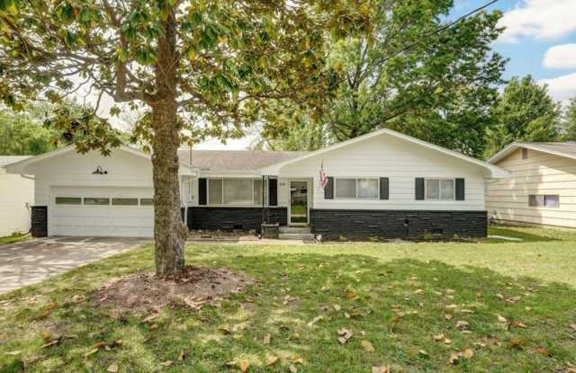 3 Bedroom PLUS SUNROOM | 2 Bathroom | 2 Car Garage | Springfield MO | Fenced Back Yard! photos photos