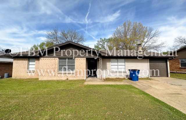 812 Lynn Ct. - Cozy 3 Bedroom, 1.5 Bathroom Home in Ennis, TX! - 812 N Lynn Ct, Ennis, TX 75119