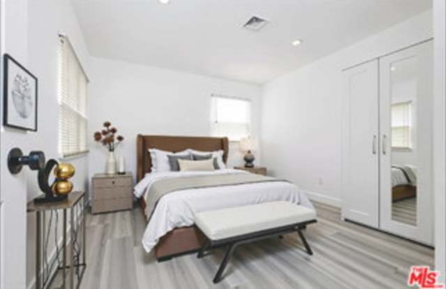 22717 Hatteras Street Gallery 3