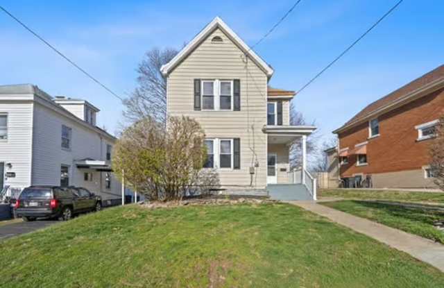 CHEVIOT: Adorable 3 bed 1.5 bath 2 story w 2 car garage - 3713 Lovell Avenue, Cheviot, OH 45211
