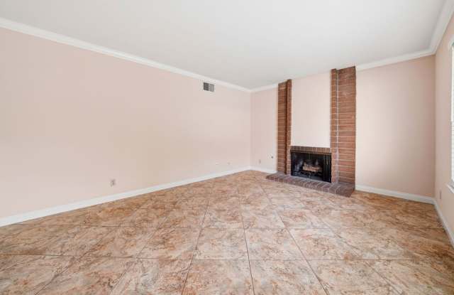 CUTE!  CUTE!  CUTE!  Single Family 3+2 on Cul-De-Sac in North Valencia Gallery 4