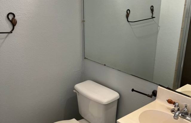 AFFORDABLE TOWN HOME IN TEMPE!! Gallery 4