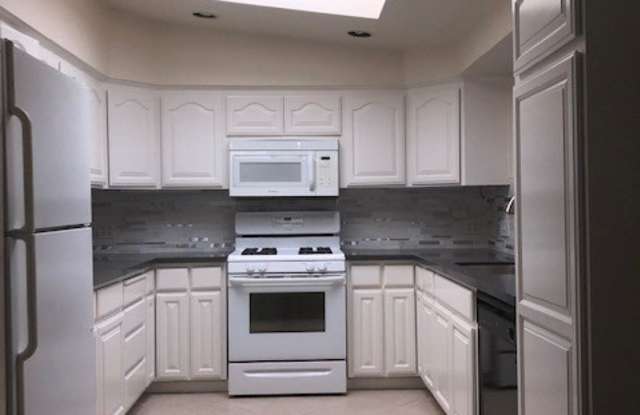 A charming Ranch Style Home in a Great Location! Gallery 4
