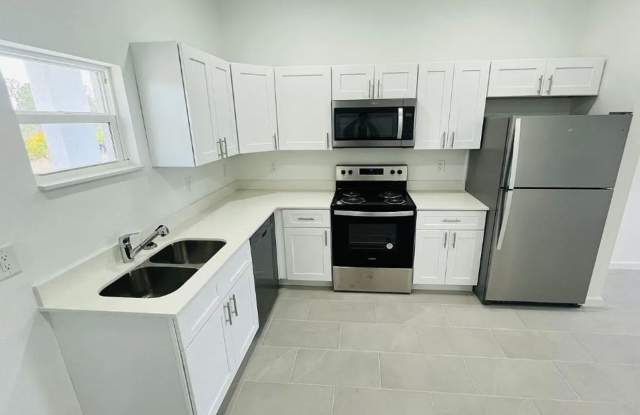2-bed/ 1-bath single home in the quiet and peaceful Alva! Gallery 3