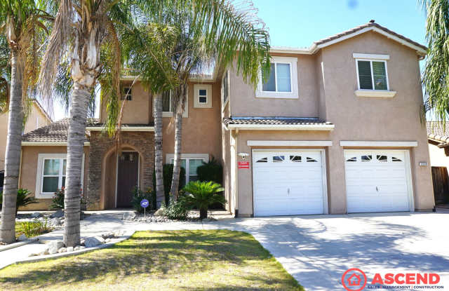 Move-In Special! Deposit Moves You In! Beautiful 5-Bedroom Home with Fireplace & Garage in Delano photos photos