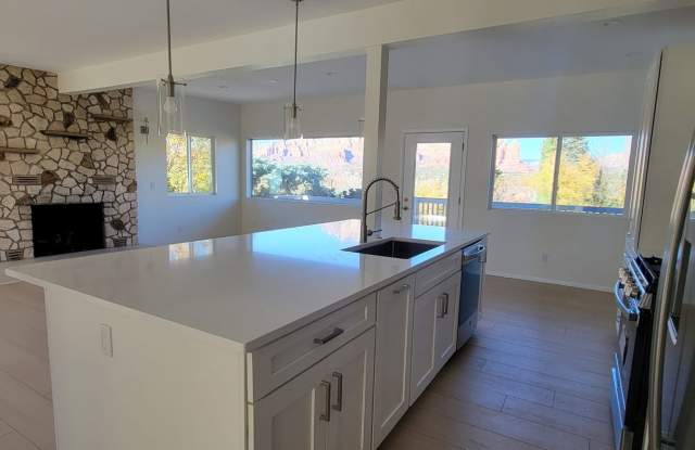 Remodeled, modern interior with fabulous views in West Sedona photos photos