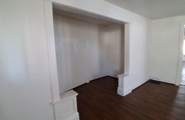403 1/2 E. Monroe Gallery 4