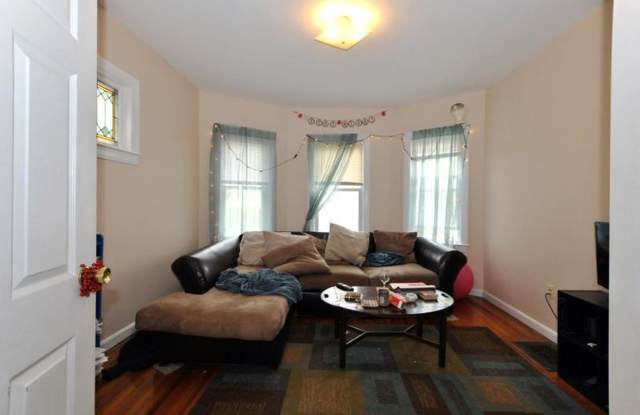 Brighton 3 Bed w/ Porch, Yard & Laundry – No Fee! photos photos