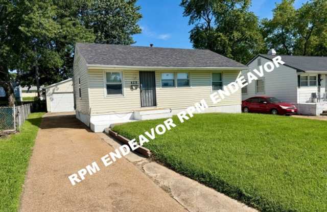 3-Bedroom Home with Hardwood Floors, Basement & Garage! Gallery 3
