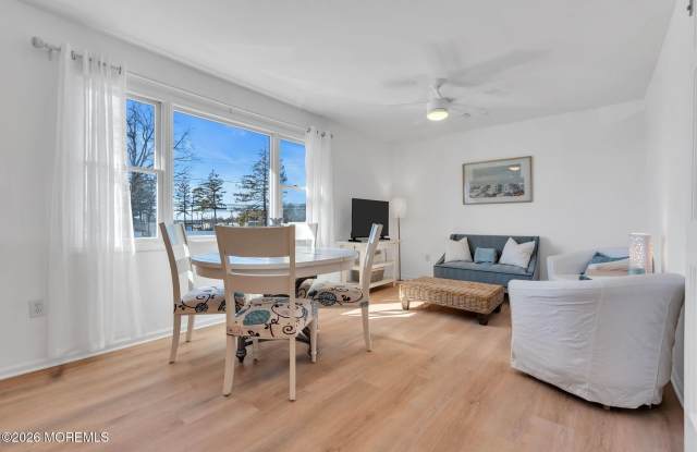 548 Washington Boulevard unit: Upper photos photos