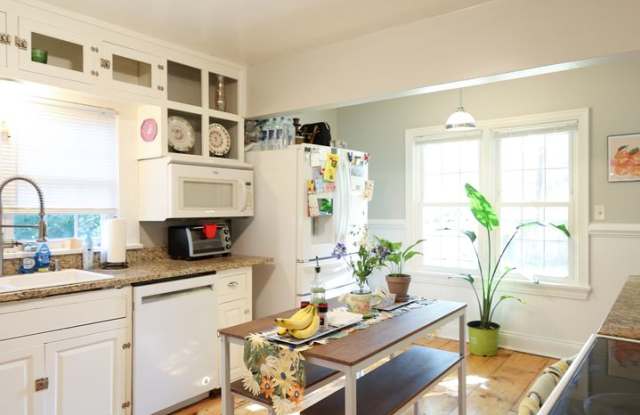Beautifully Updated 4 bed house w/ fully fenced in yard ** photos photos