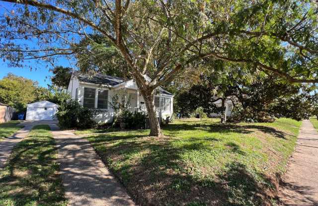 Super cute and close to Querbes Park.... - 118 East Elmwood Street, Shreveport, LA 71104