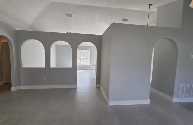 913 CAMBRIDGE Court Gallery 4