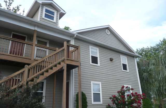 Great 2 Bedroom Condo off of Mellwood Ave photos photos