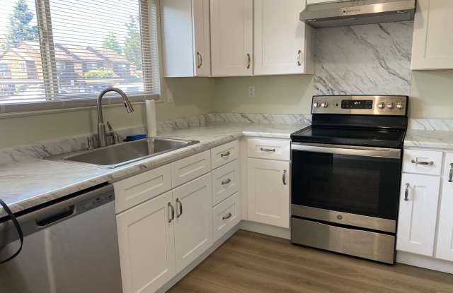 Beautifully Remodeled 2/1.5 Townhome - 1481 Parkway Drive photos photos