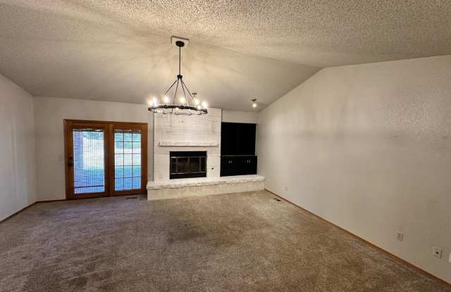 Spacious 3 Bedroom Home for Rent in Mustang! Gallery 4