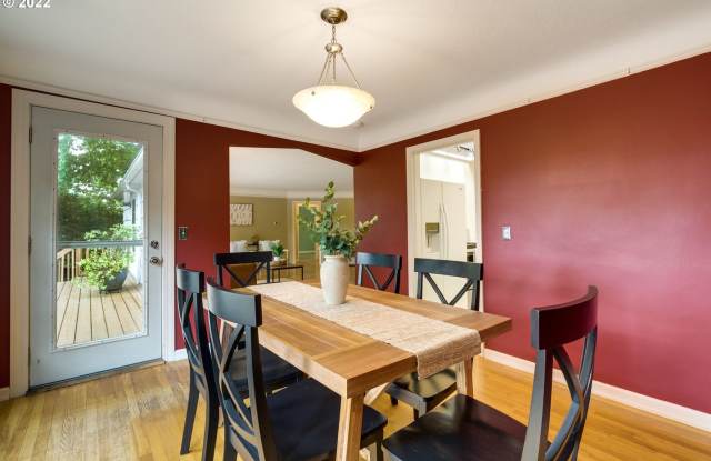 Beautiful Bungalow in SW Portland with Huge Deck and Massive Yard! Gallery 4