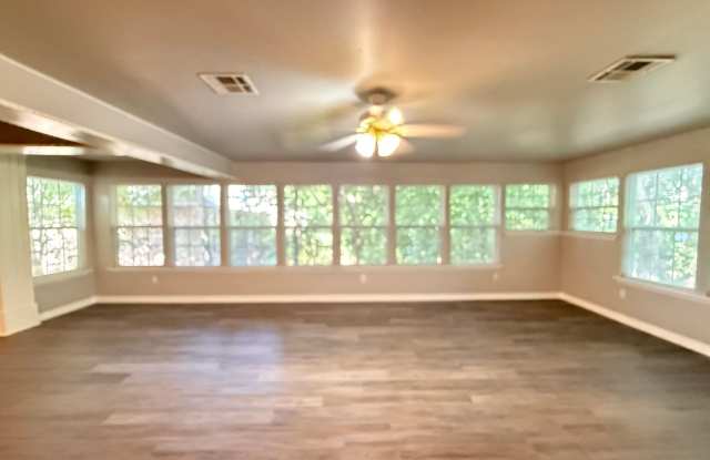 Remodeled Huge 4 Bedroom with bonus rooms and many bathrooms in Broken Arrow Gallery 4