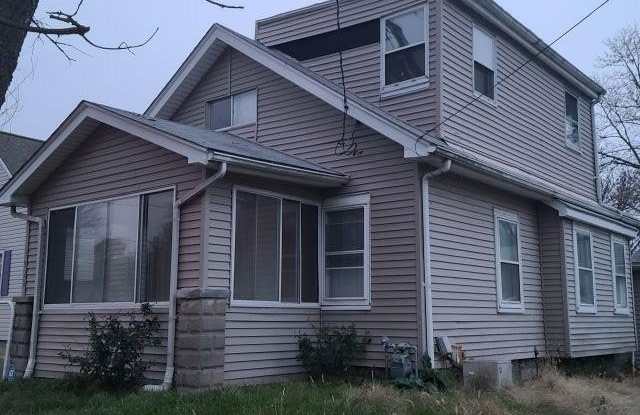 3922 N COLUMBUS Avenue - 3922 North Columbus Avenue, Peoria, IL 61614