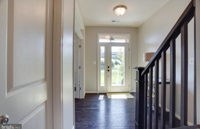 22816 GOLDSBOROUGH TERRACE Gallery 2