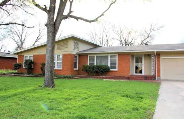 1124 Wade Hampton Street - 1124 Wade Hampton Street, Benbrook, TX 76126